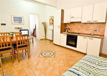 Old Town Apartments Рим Екстериор снимка